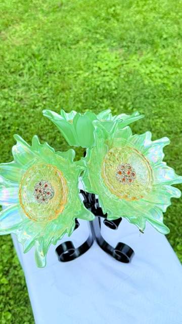 Green — Metal Table Stand Glass Flower