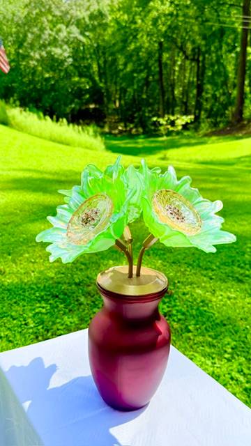 Green with Yellow Center — Vase Glass Flower — view 4